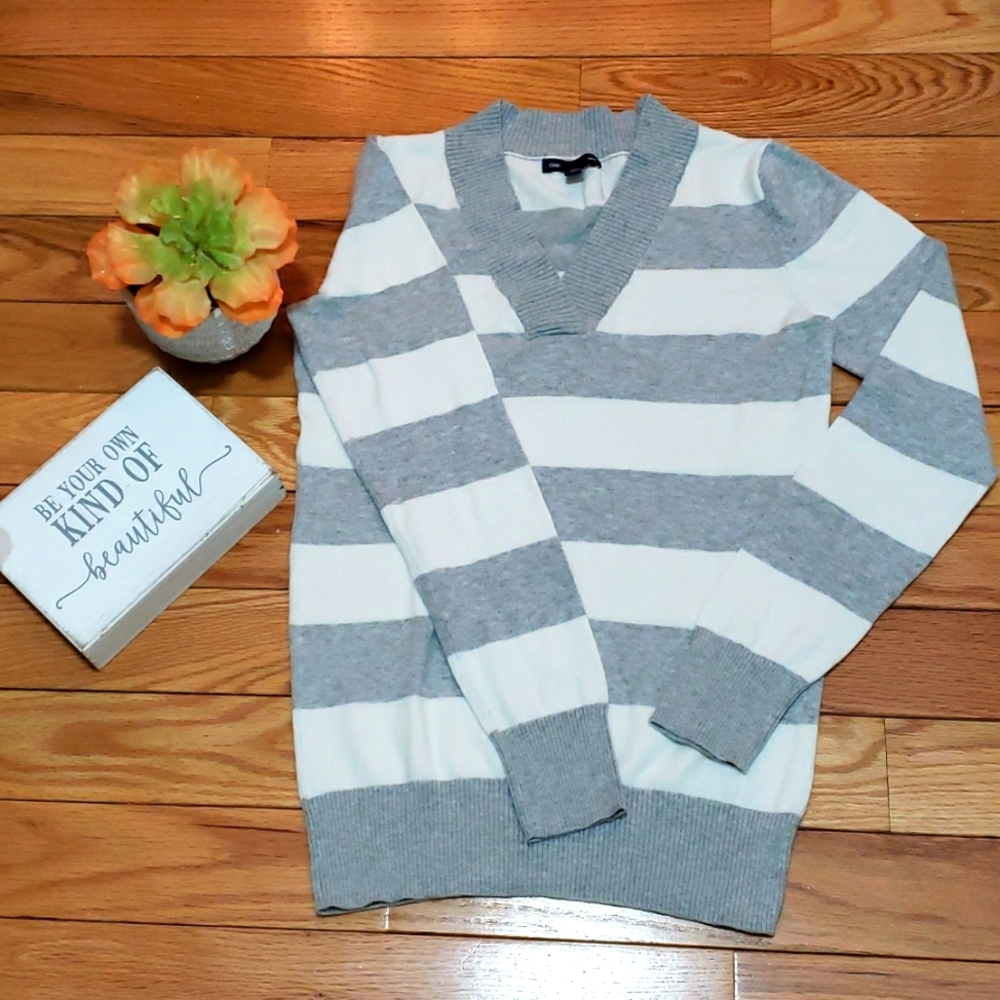 GAP Vneck striped Sweater